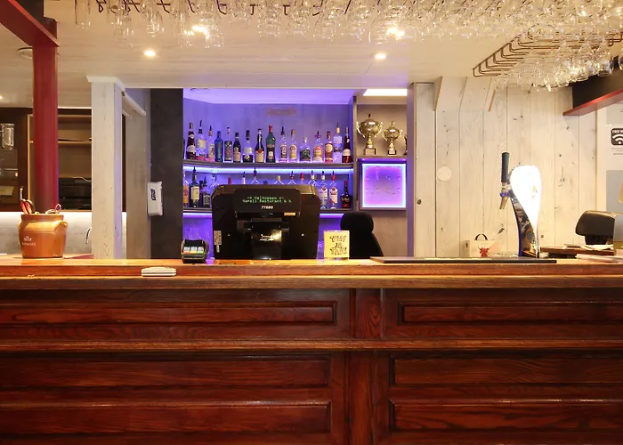 מלון Napoli Resturant & As 3*